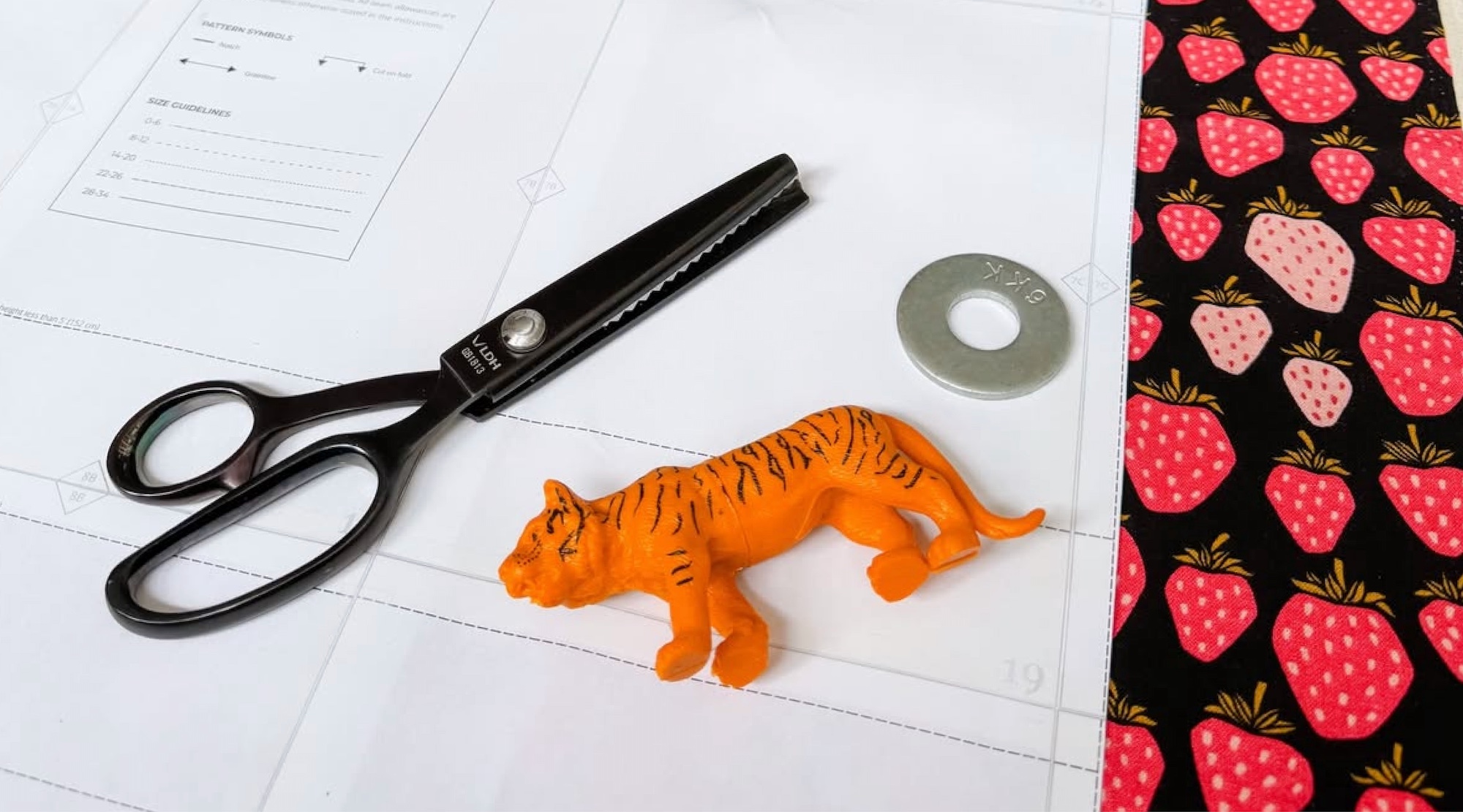 Garment sewing scissors