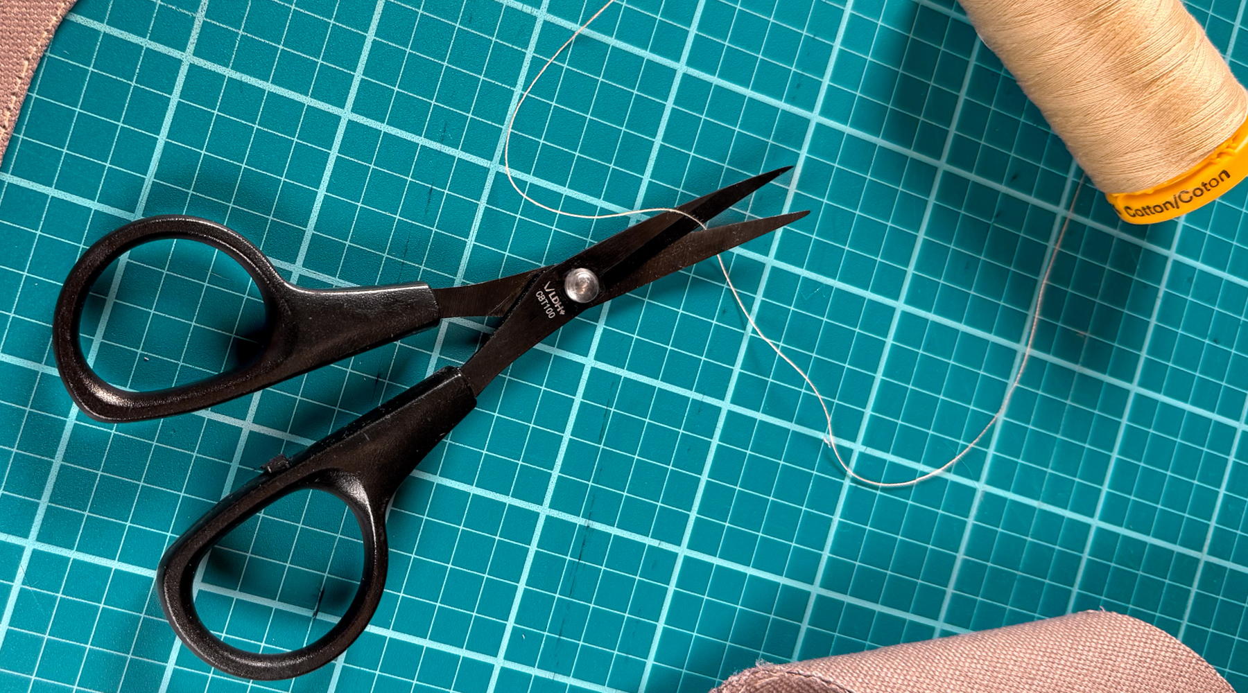 Midnight Edition Curved Blade Scissors for yarn and textile projects